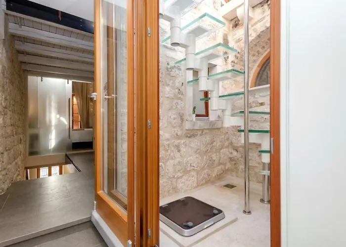 Varda - Latica * Hvar Town